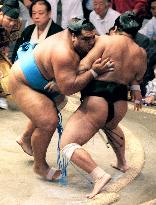 Musashimaru muscles out Kotoryu for lead in autumn sumo